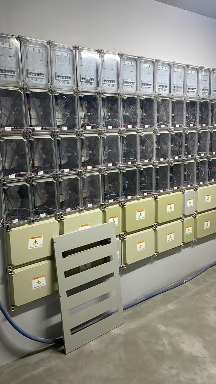 Banco de medidores y tableros eléctricos