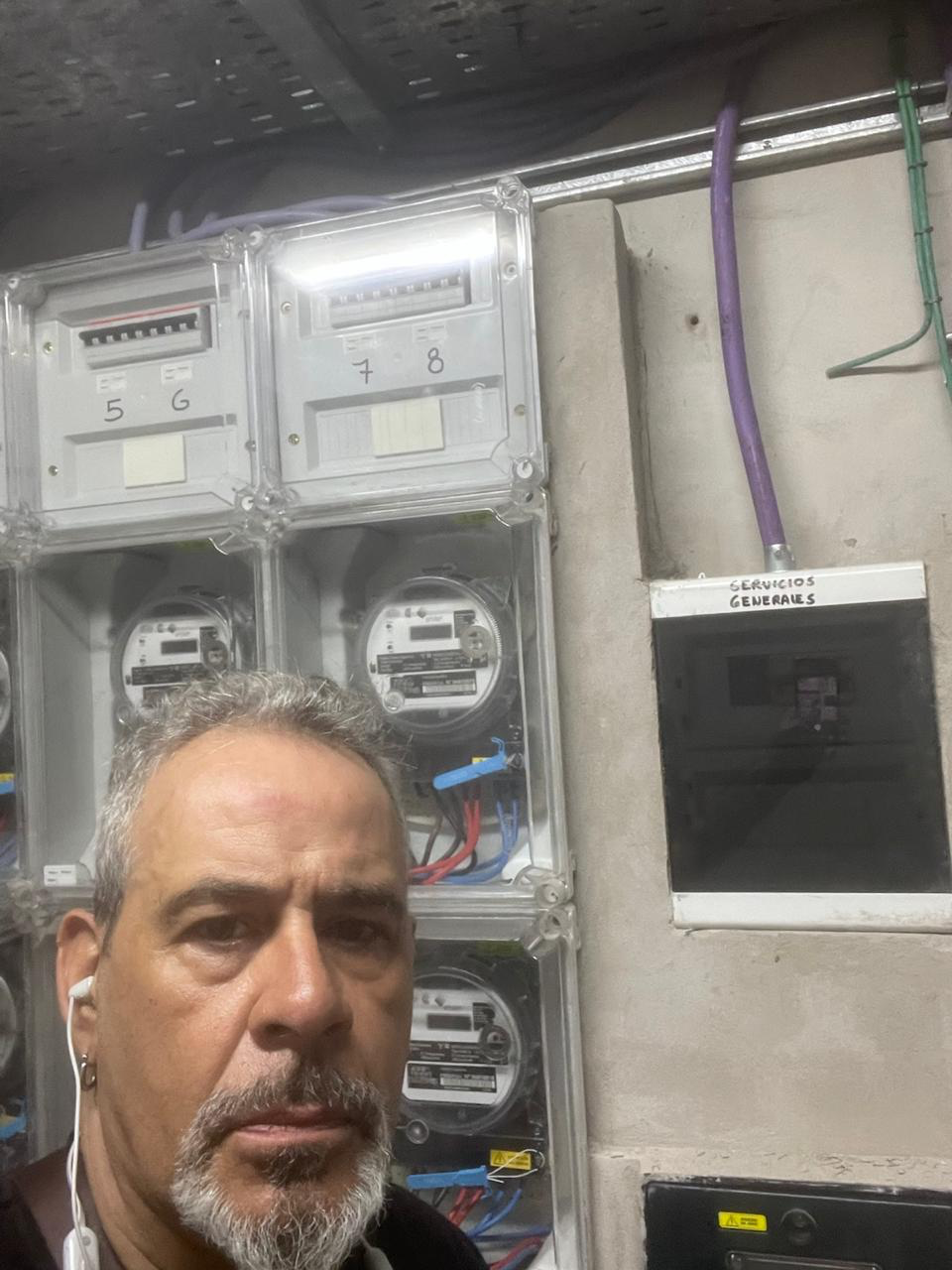 Electricista matriculado frente a medidores